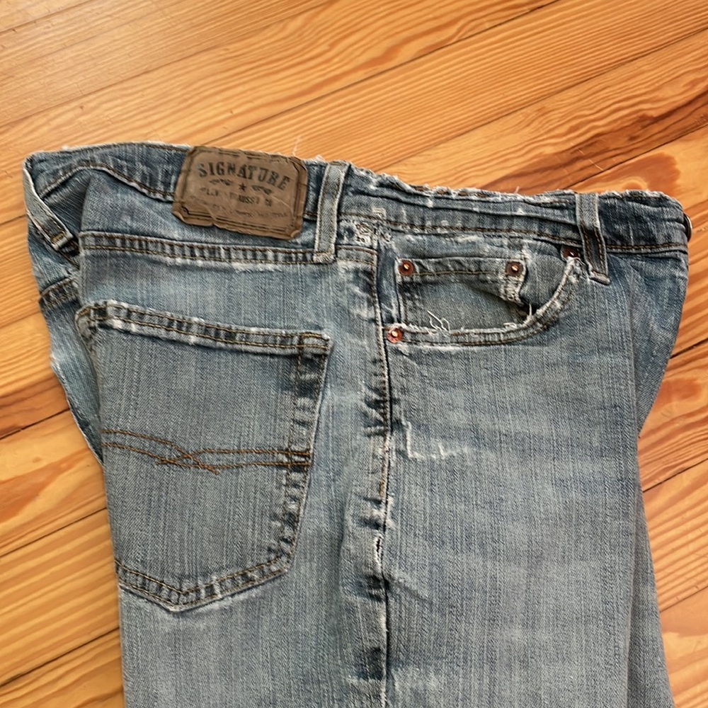 ⚡️PRICE DROP! Levi’s signature jeans. Great boyfriend cut with a little stretch.